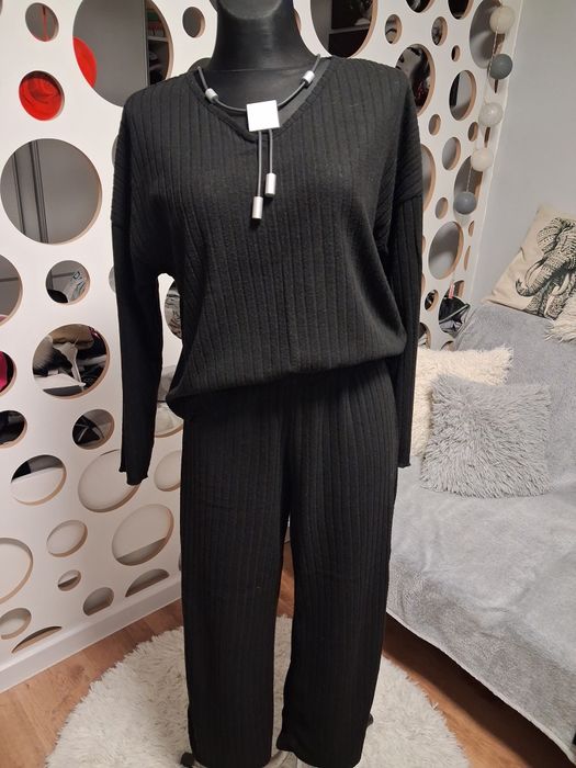 Czarny komplet damski prążek