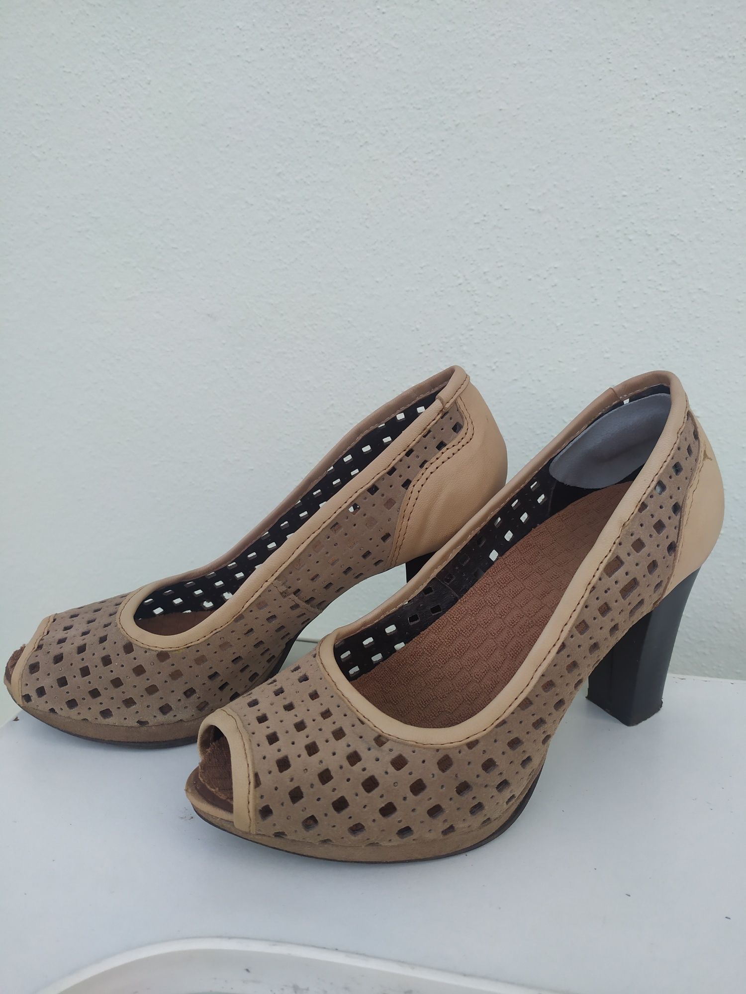 Sapatos salto alto em pele