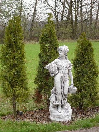 Figura ogrodowa,dekoracja betonowa_kobieta z koszami_wazon_donica