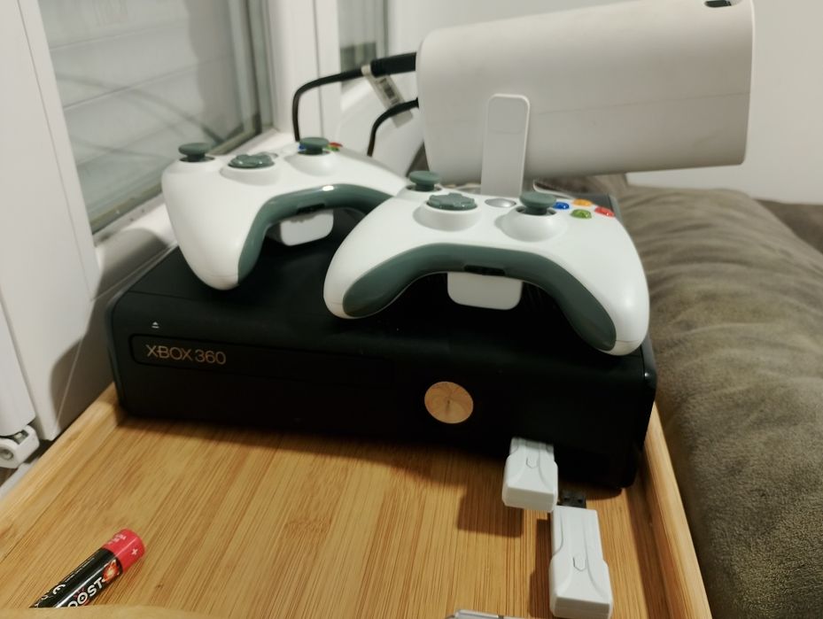 Xbox 360 Varios jogos e 2 CONTROLES