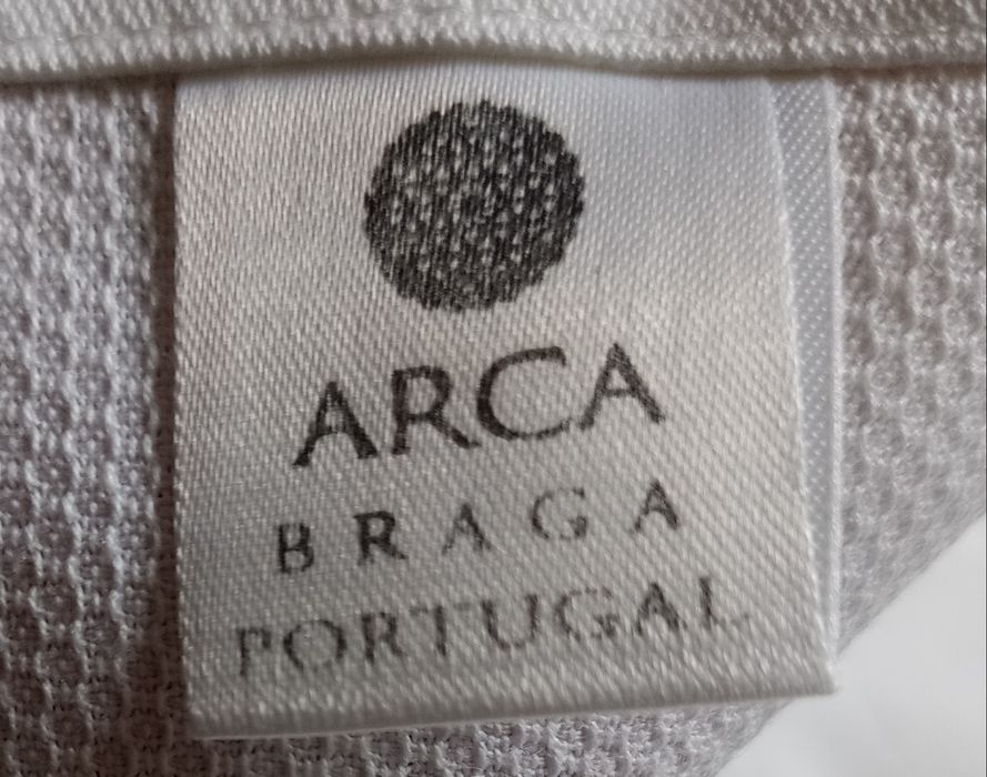 Toalha de rosto bordada com a letra F