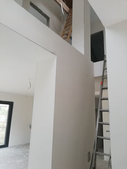 Szpachlowanie malowanie sufity gk. montaz dzwi parapety itp.