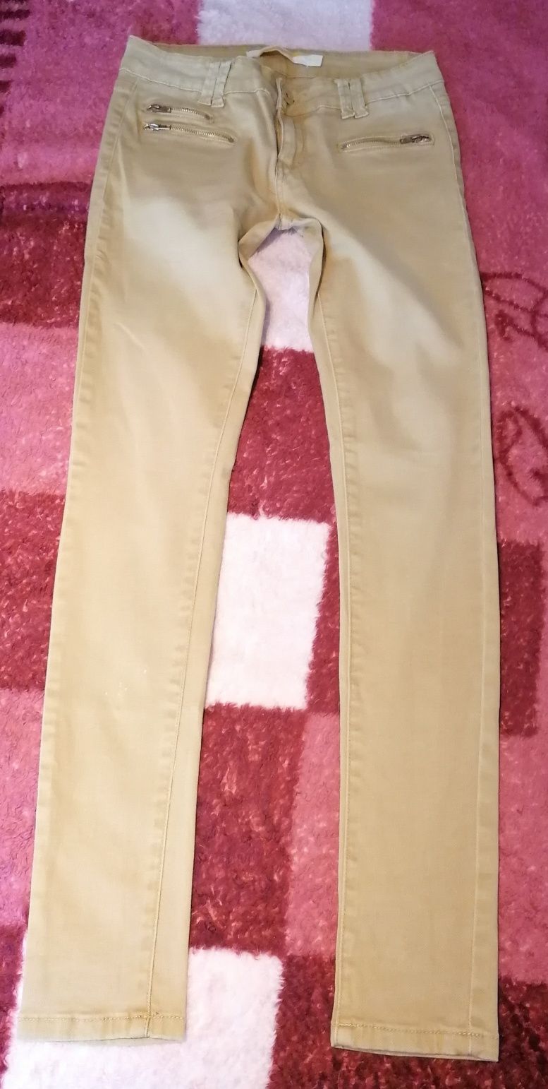 Spodnie w kolorze musztardowym