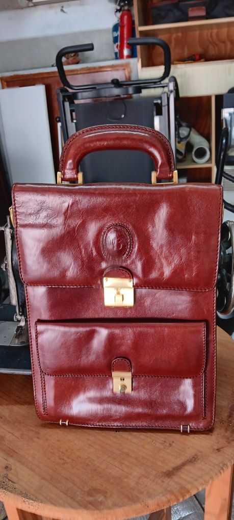 Bolsa pele tiracolo em estado novo