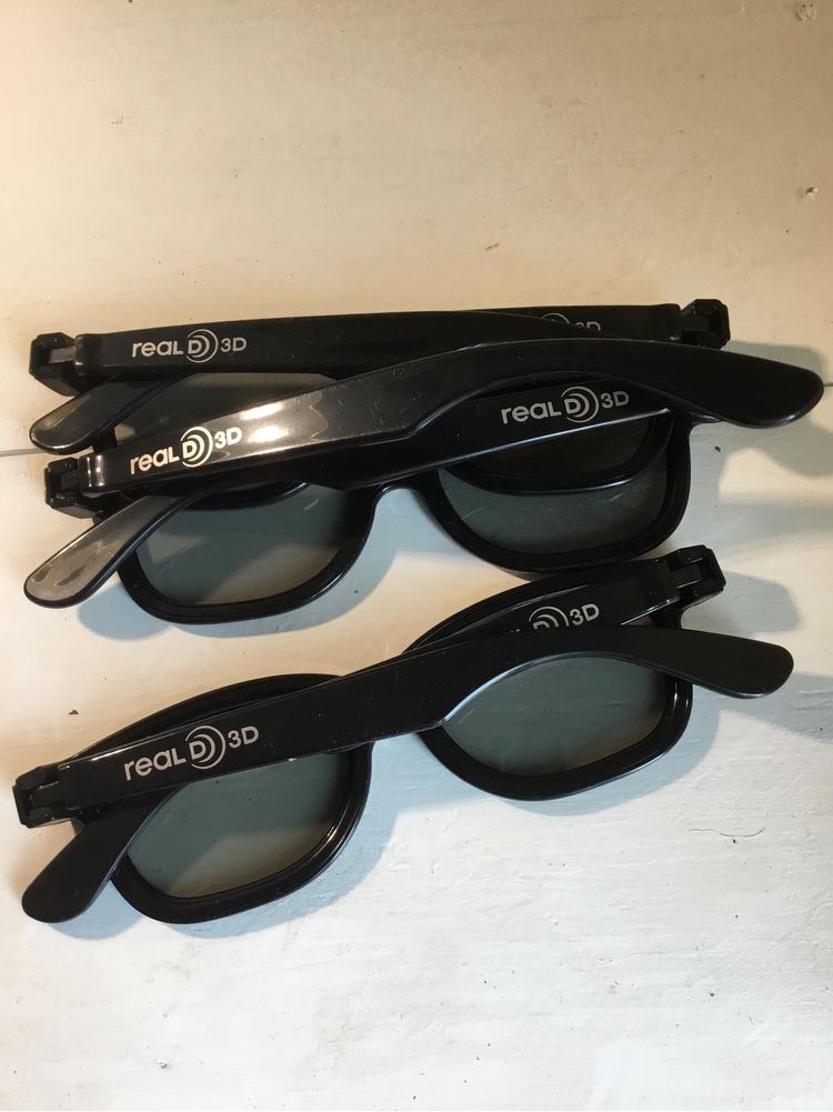 Três pares de óculos 3D