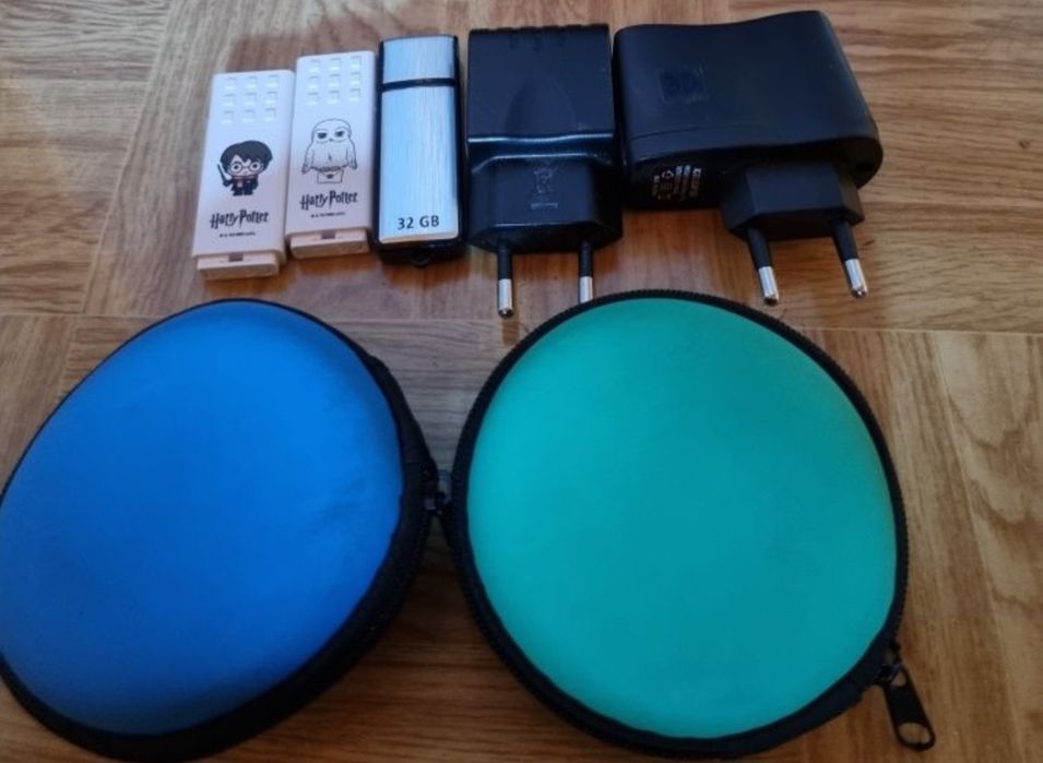 Zestaw pendrive, etui na słuchawki i wtyczki do ładowarki