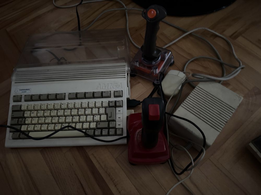 Amiga 600 sprawna plus zestaw gier