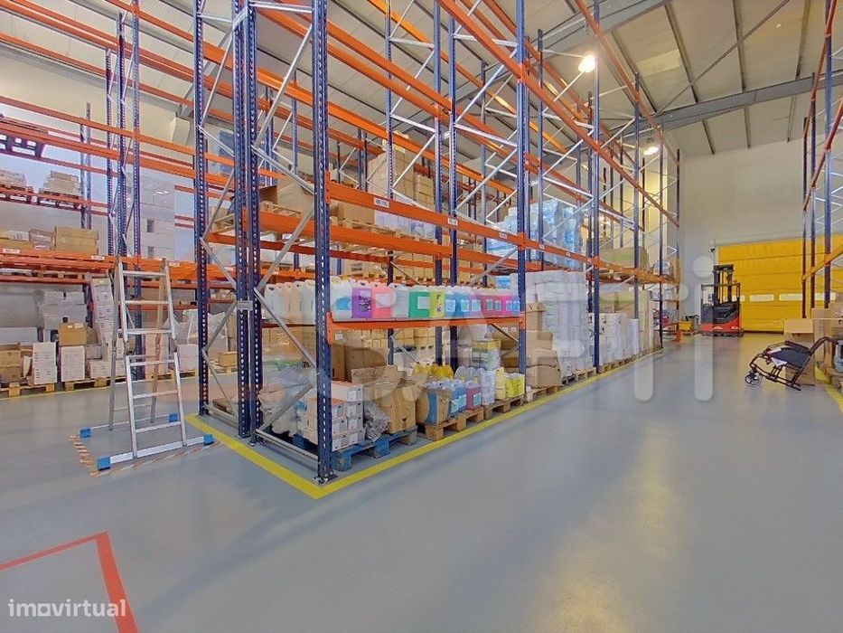 Armazém com um total de 633m2 em Alcainça, Mafra