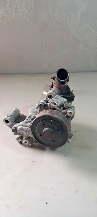 Toyota Camry v55 15-17 2.5 Корпус термостата с помпой /Тойота Камри 55