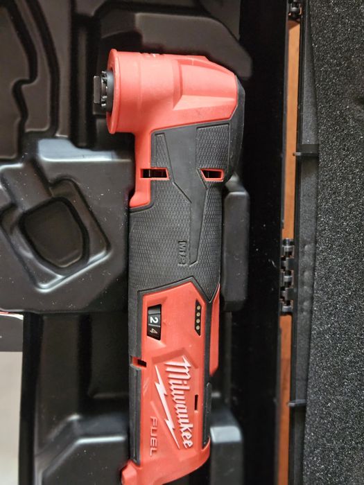 Narzędzie wielofunkcyjne Milwaukee M12 FMT USKZODZONY