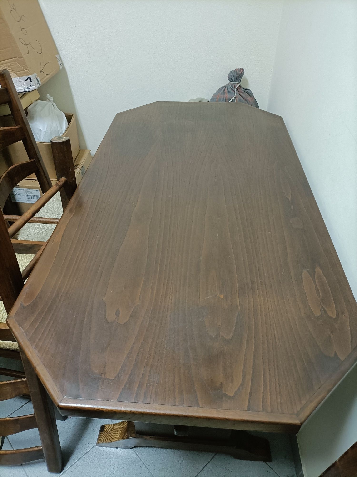 Mesa de cozinha em castanho