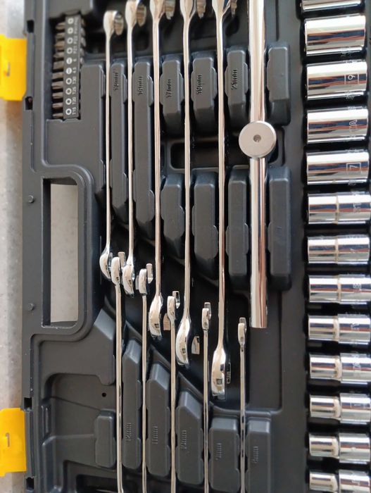 АВТОМОБИЛЬНЫЙ набор ключей и головок STANLEY в чемодане . 68 единиц .