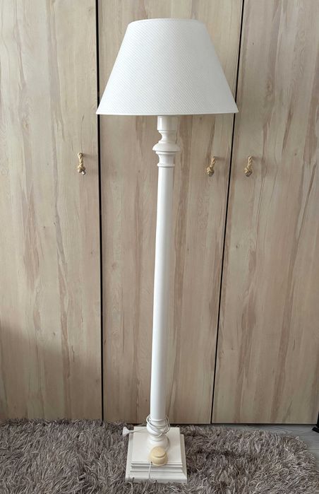 Lampa podłogowa drewniana stojąca biała