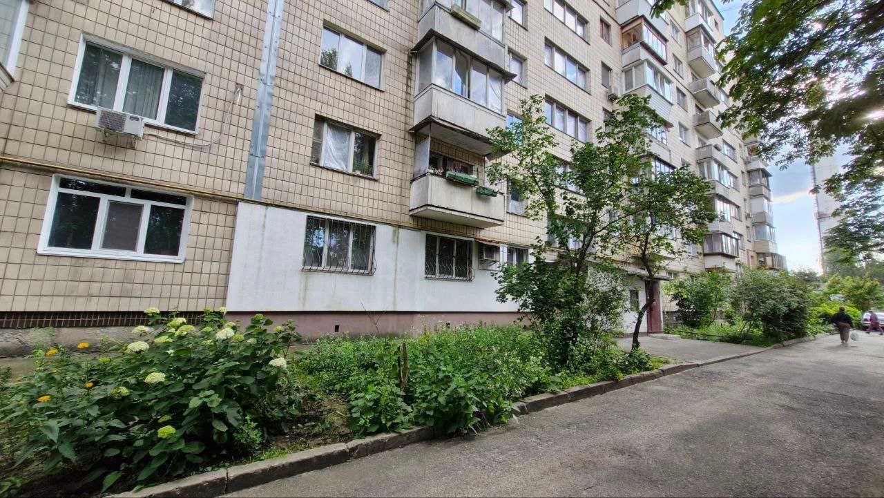 Продаж 2к біля метро 5 хв. Теремки вул.Глушкова 32. Вільна.