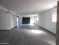 Armazem Com Area De 242 M2 Bons Acessos Em Vale De Ourem A 10 Minut...