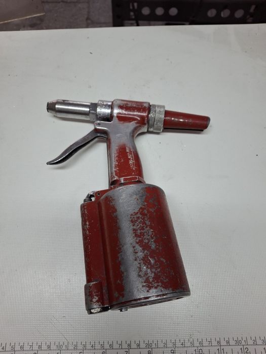 Пневмопистолет закльопочний