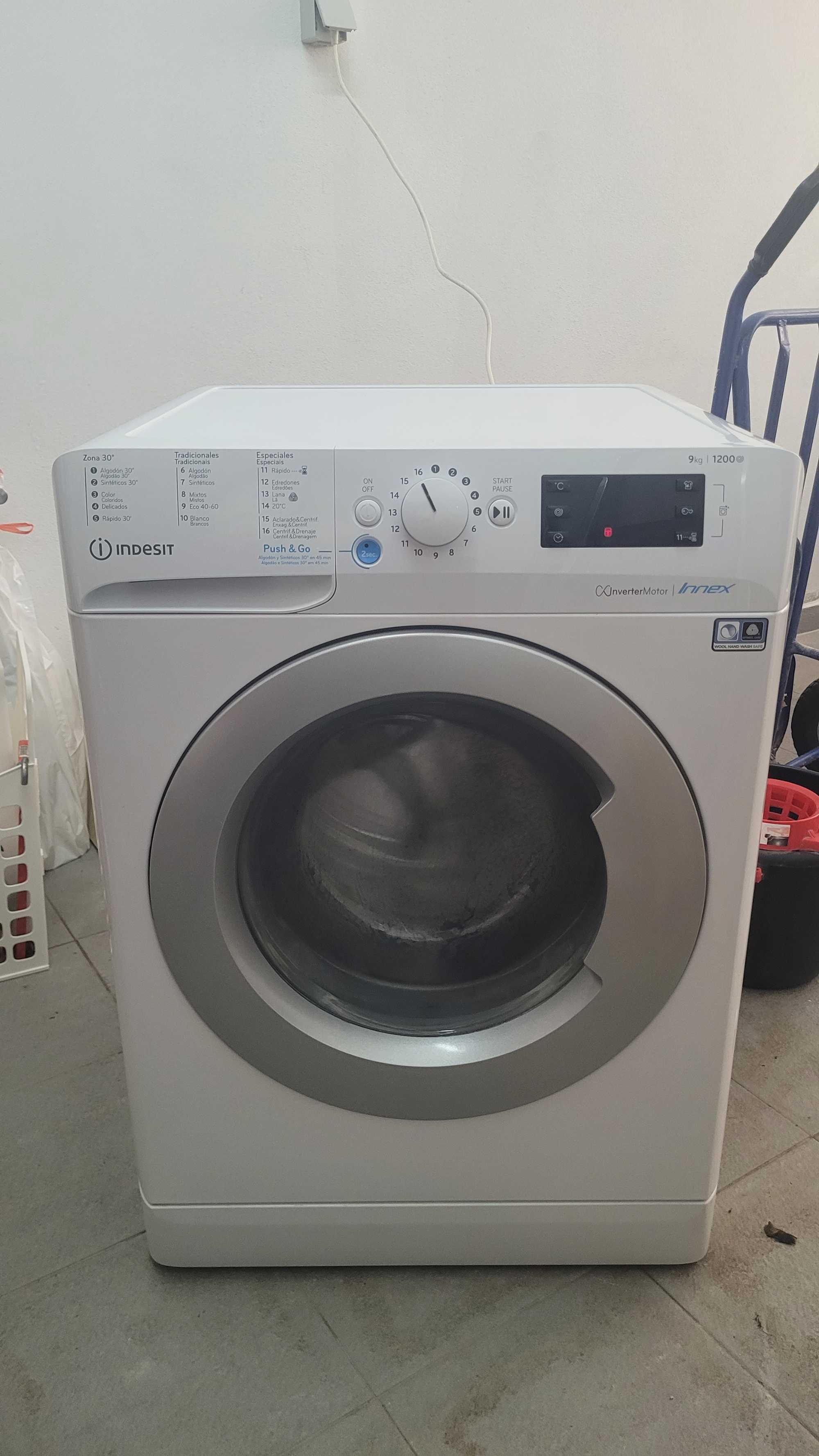 Máquina de lavar roupa, Indesit com 2 anos.
