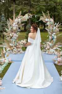 Розкішна весільна сукня