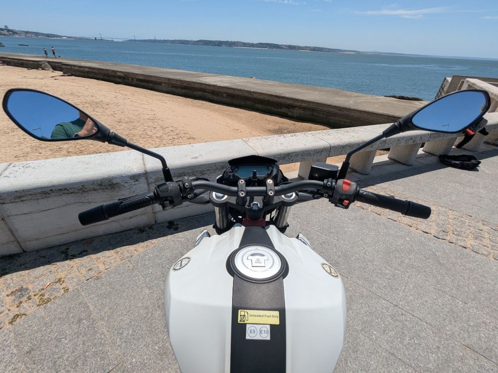 Mota Benelli BN 125 com pneus Michelin