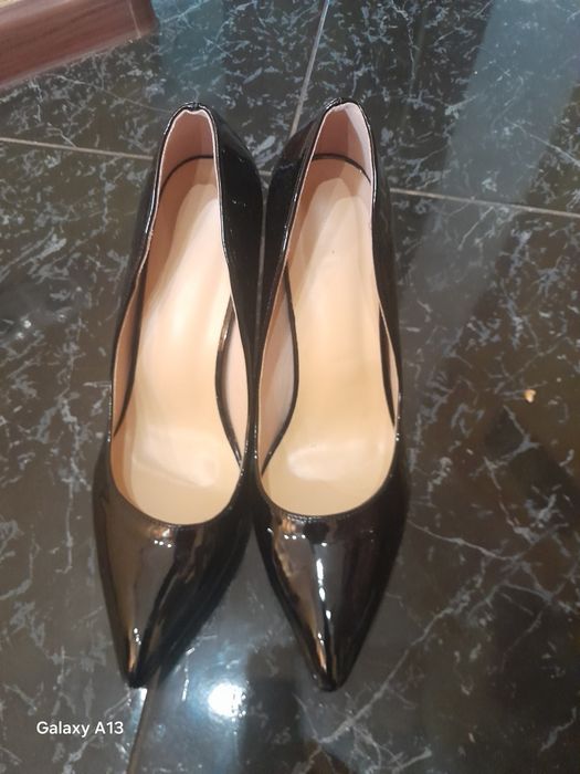 Продаються туфлі