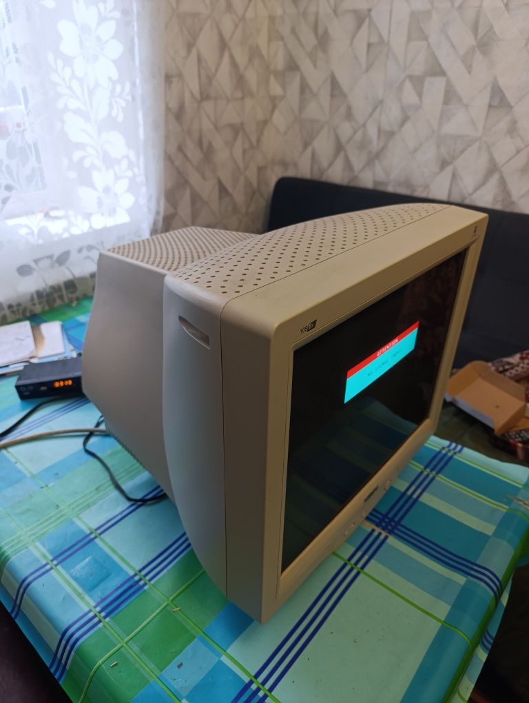 Монитор Philips.  Старого образца.