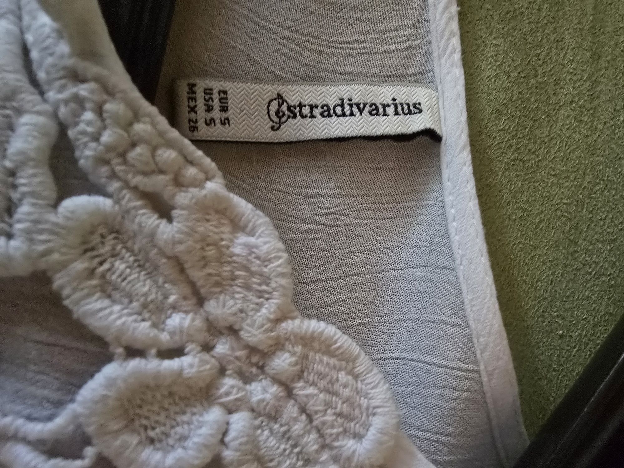 Delikatna bawełna z haftem. Bluzka rękaw 3/4