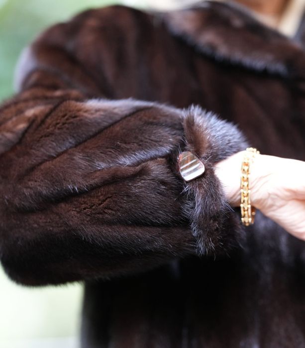 Dlugie futro z ekskluzywnych norek . Mało używane.