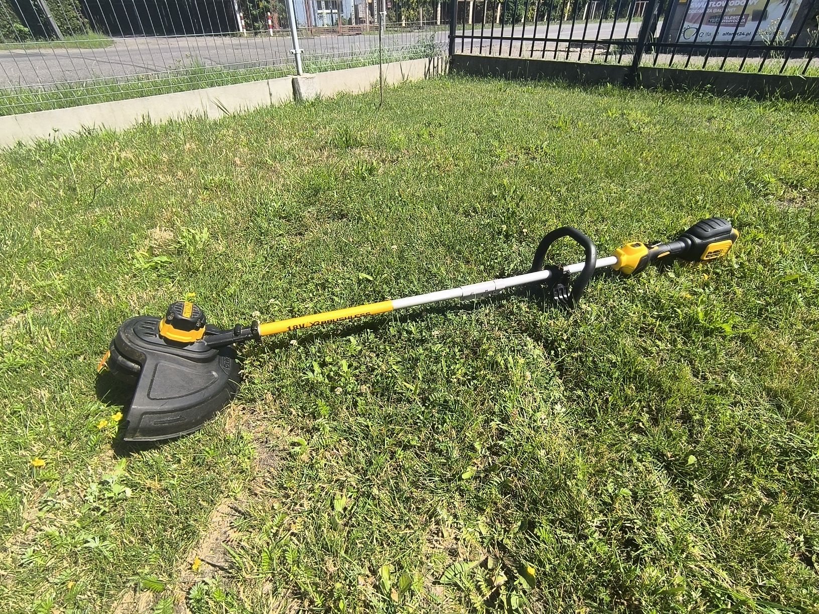 Podkaszarka DEWALT XR Li-Ion DCM561P1S akumulatorowa 18V Body