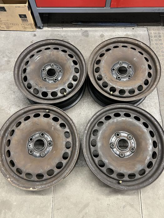 Felgi stalowe z kołpakami 6.5Jx16H2 ET42 5x112 VW Passat B5