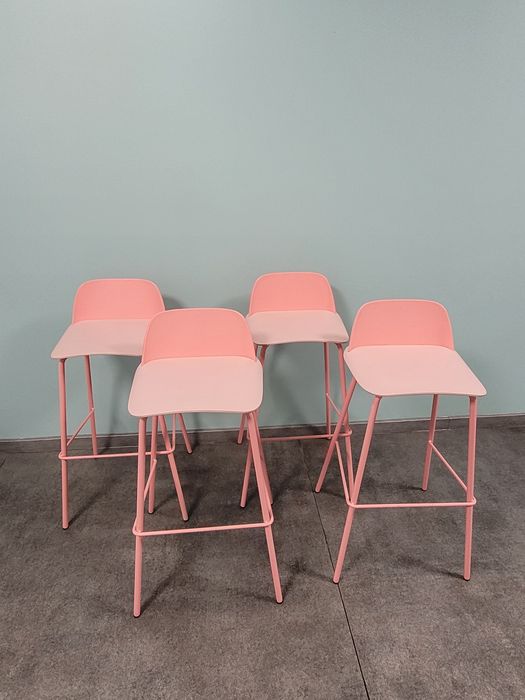 Nowoczesne hokery Beliani – pastelowy komplet