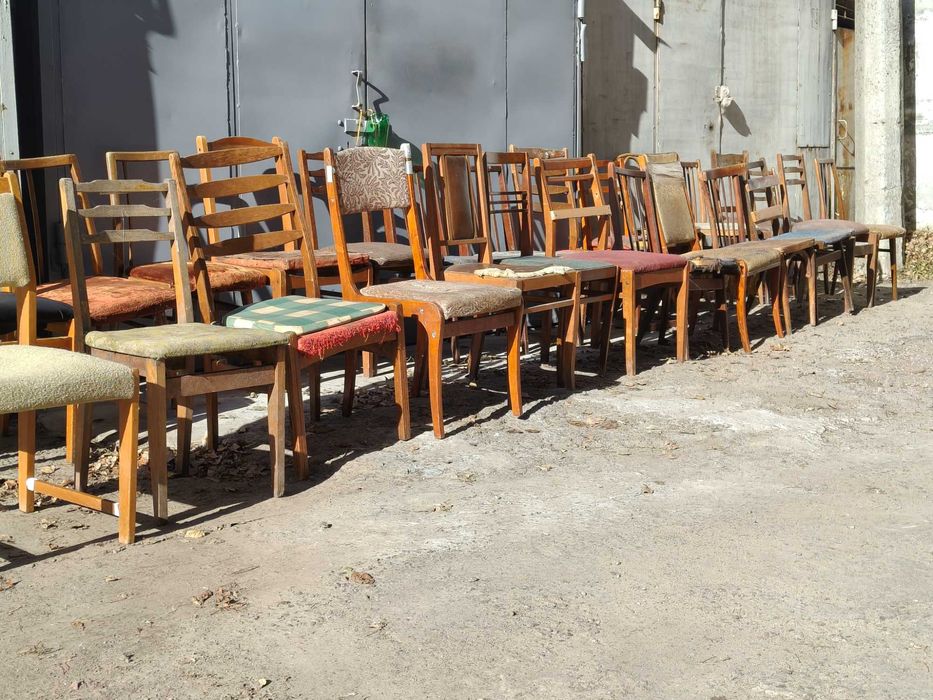 Старые простые стулья на деревянном каркасе