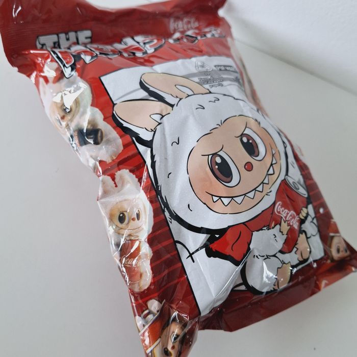 Śliczny monsters labubu wersją Coca-Cola