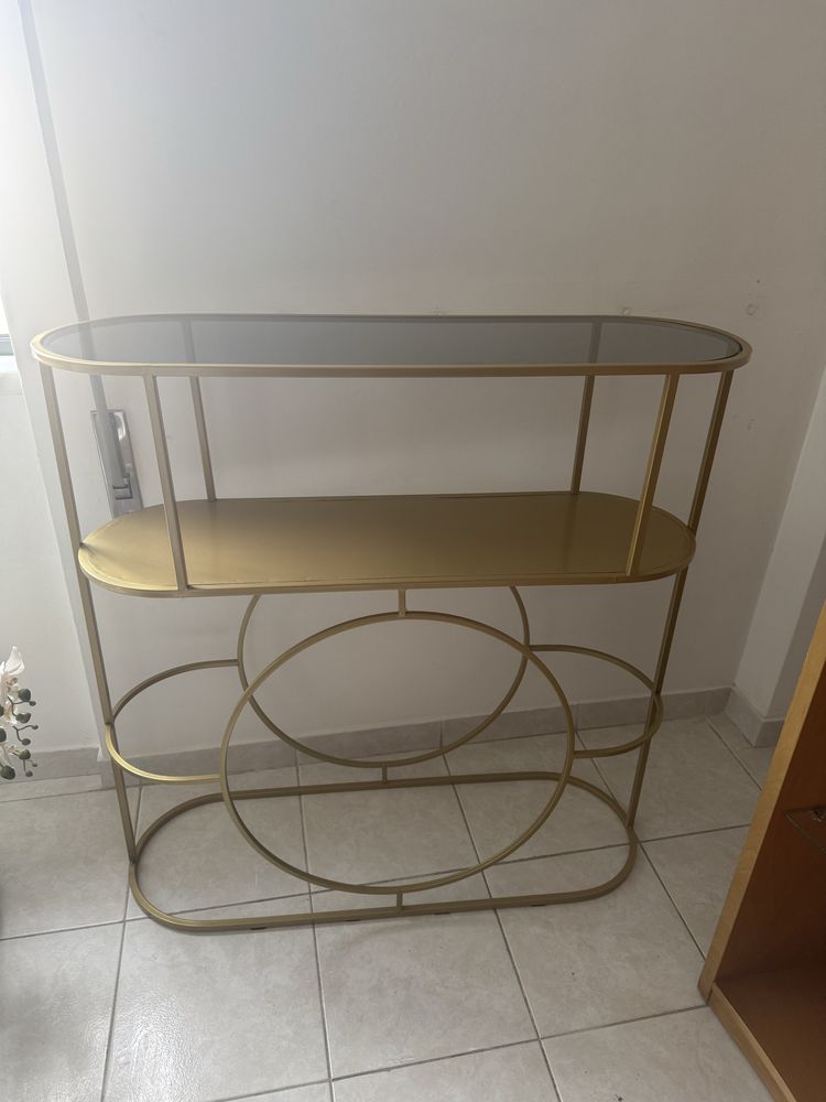 Vendo movel consola/ aparador  em dourado com tampo vidro