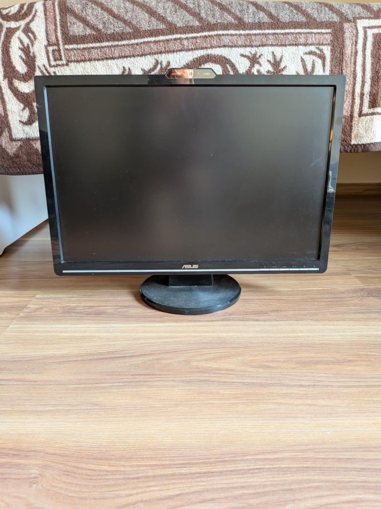 Komputer z monitorem