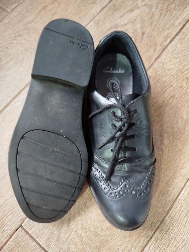 Шкіряні туфлі оксфорди Clarks