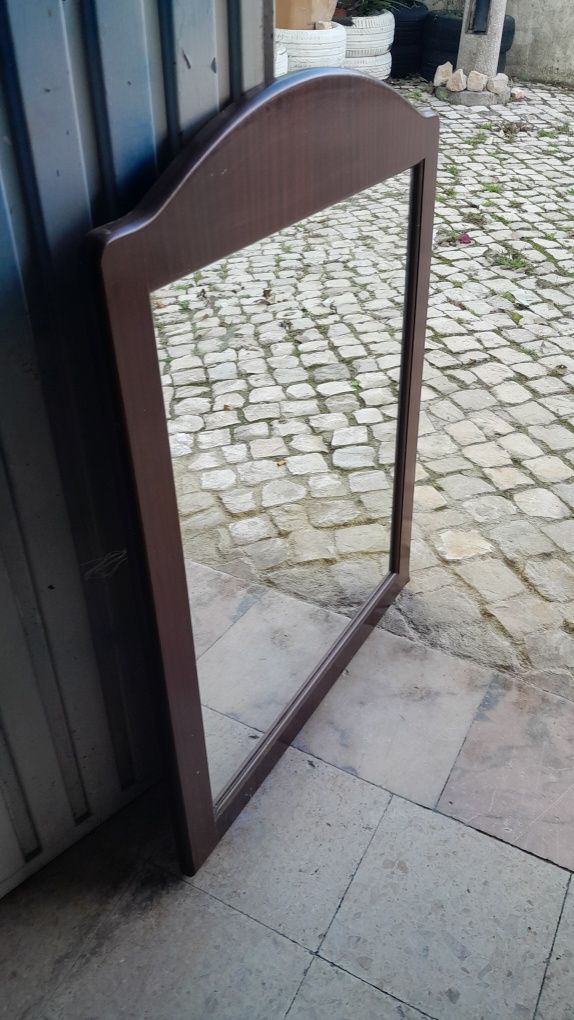 Espelho com moldura em madeira