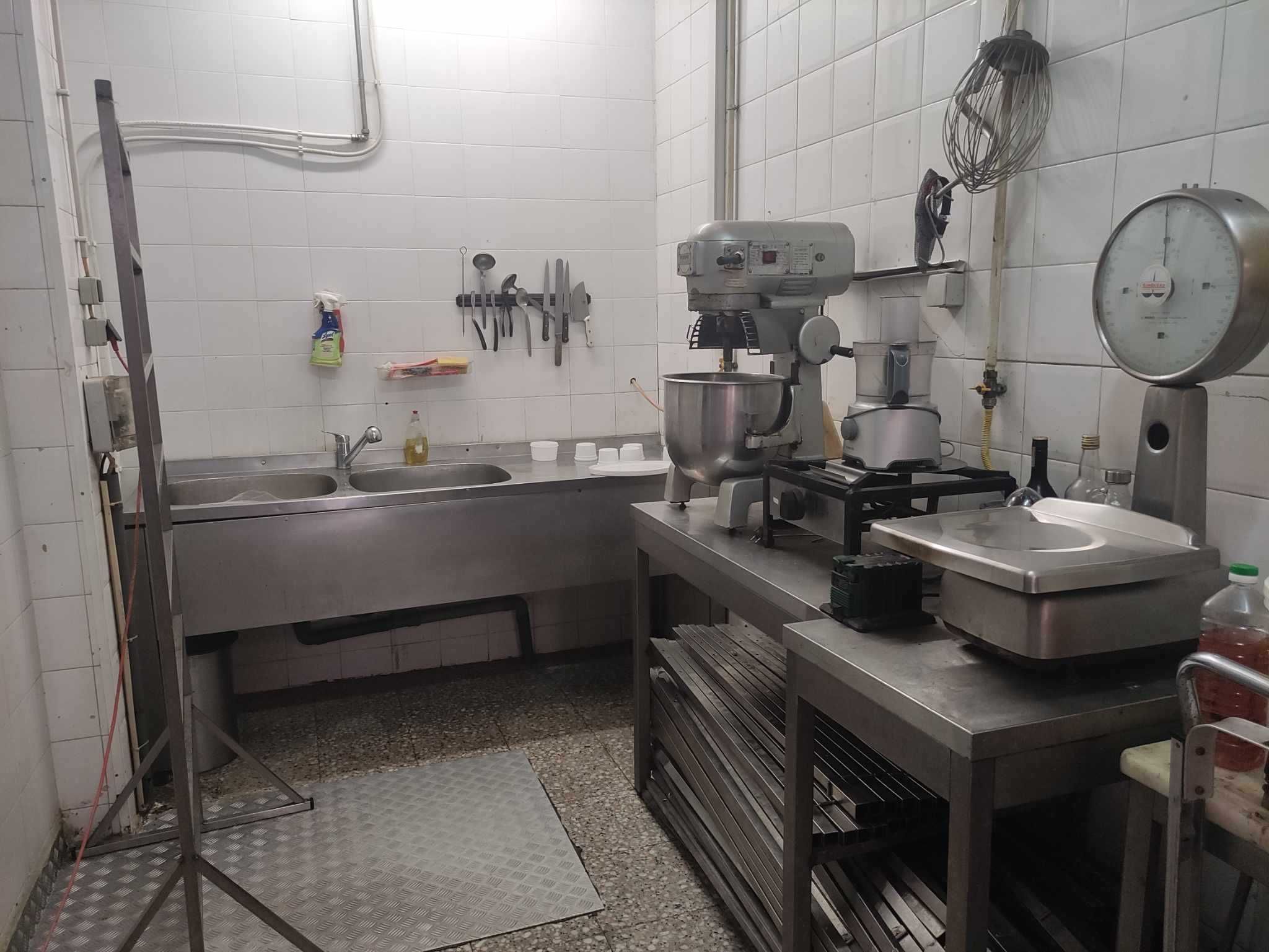 TRESPASSE de ASSAMENTO DE LEITÕES com restaurante. Renda: 720€