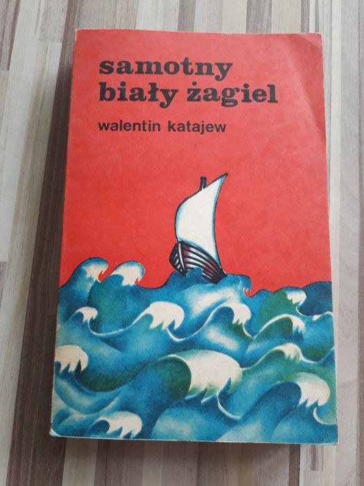 Samotny biały żagiel