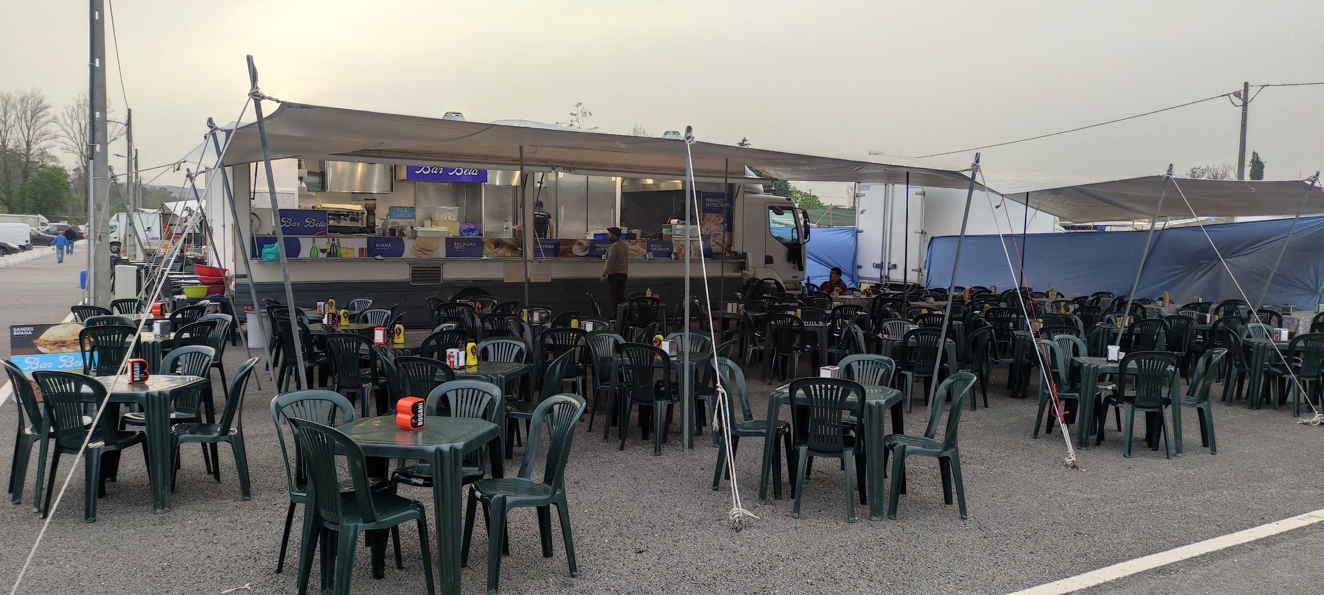 Negócio de comidas e bebidas em feiras e festas em plena atividade