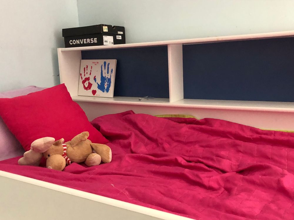 Cama beliche com estante