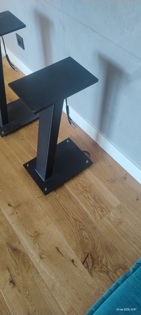 Standy pod kolumny