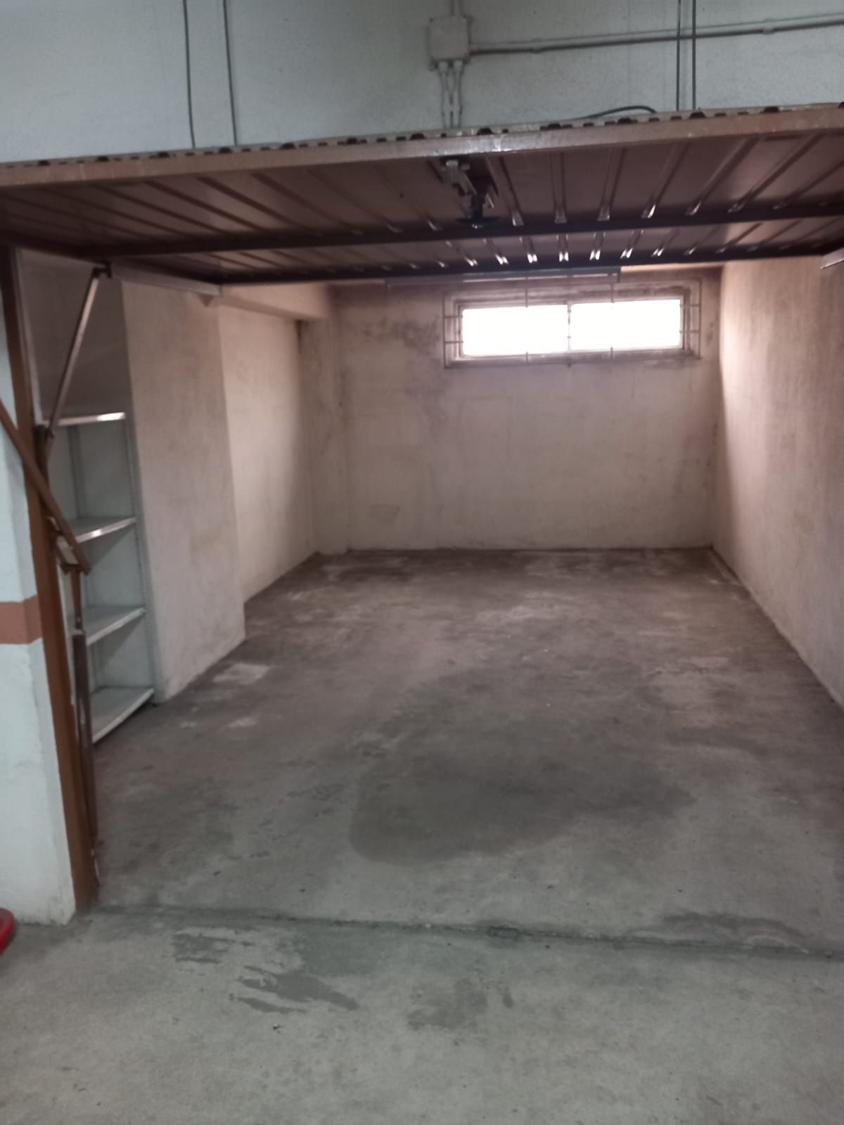 Alugo garagem com janela