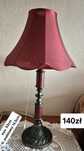 lampa stołowa z abażurem bordowym z mosiężną podstawą w stylu retro