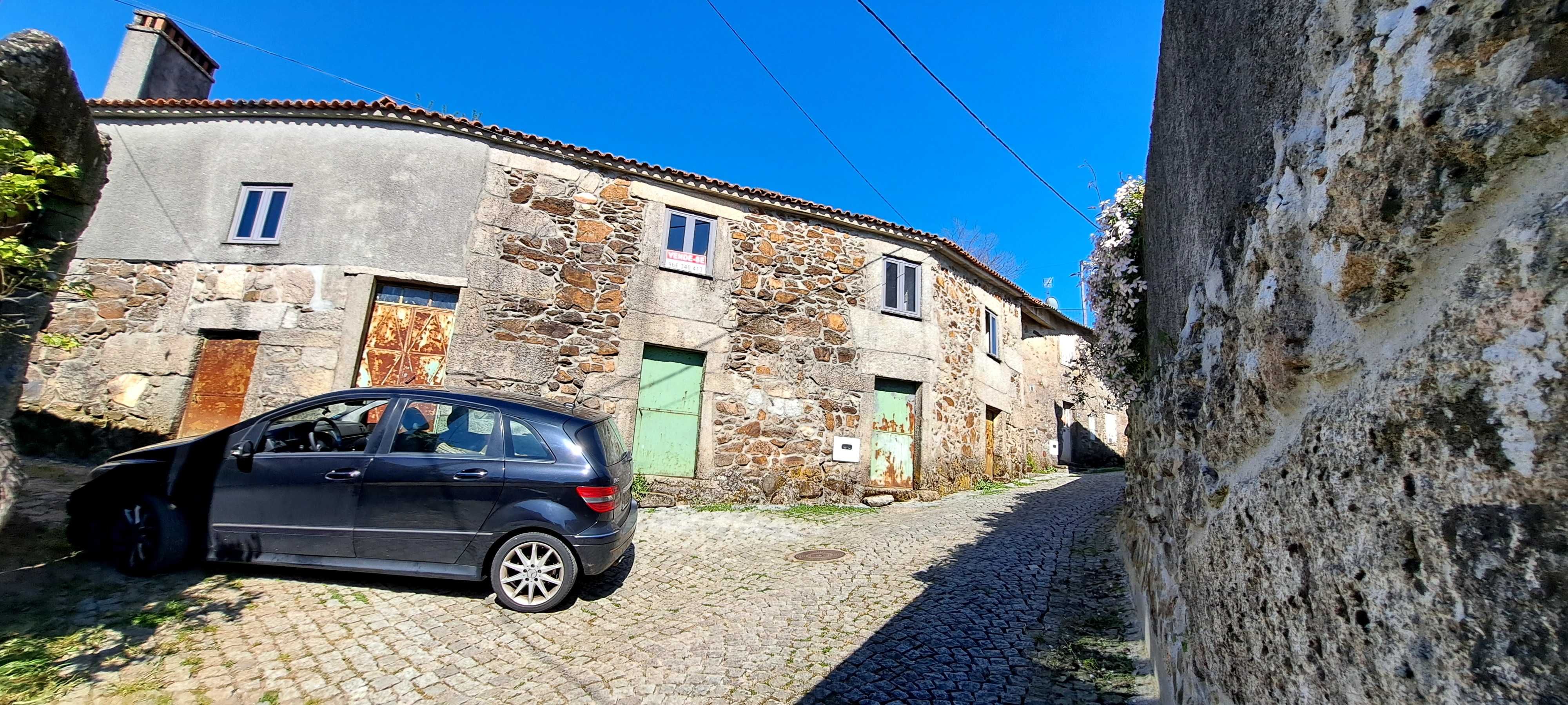 Casa em reconstrução, bem localizada na aldeia a 5 min do Sátão.