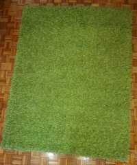 Carpete de pelo alto verde