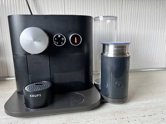 ekspres do kawy ciśnieniowy Krups  Nespresso Expert   z zapasem kawy