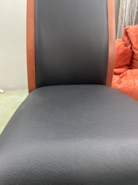Cadeiras estofadas em pele genuína