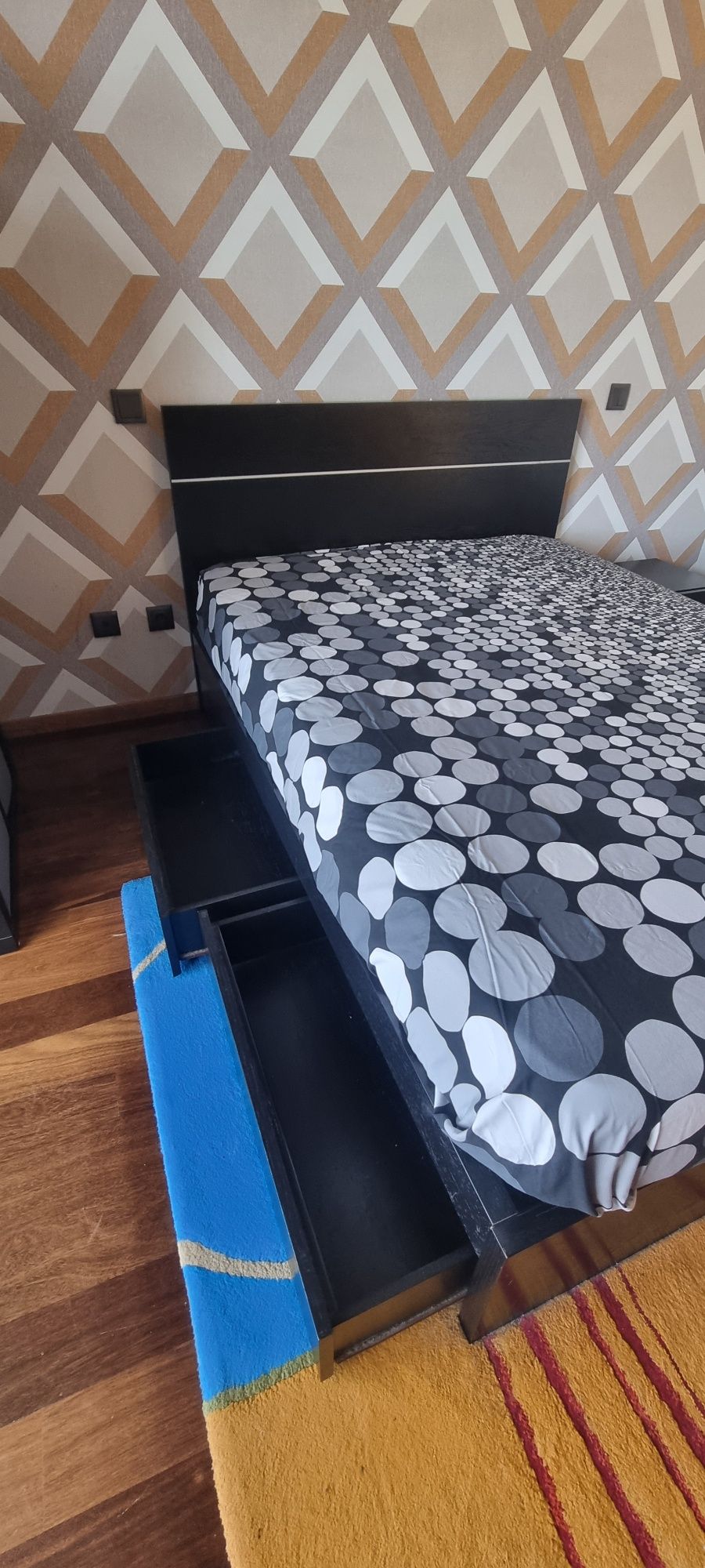 Cama de casal com mesa de cabeceira