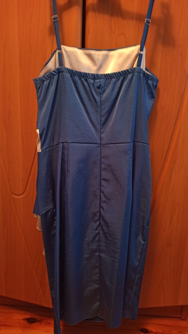 Elegancka sukienka damska w kolorze niebieskim z akcentem białego, r38