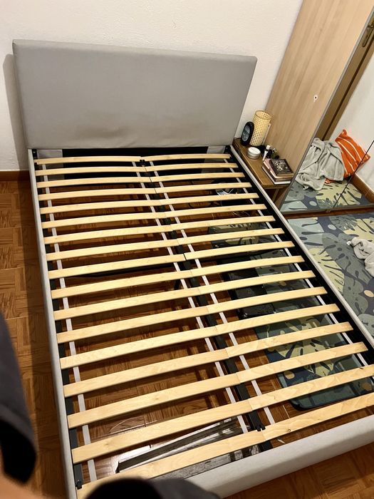 Cama casal com estrado.